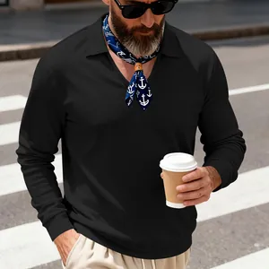 Détail d'un polo à manches longues en maille gaufrée noire pour hommes