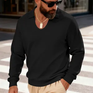 Détail d'un polo lourd en maille gaufrée pour hommes avec design de col en V chic.