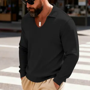 Détail d'un polo noir en maille gaufrée épaisse pour homme au look urbain décontracté