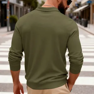 Vue arrière d'un polo à manches longues en tricot gaufré vert olive pour hommes