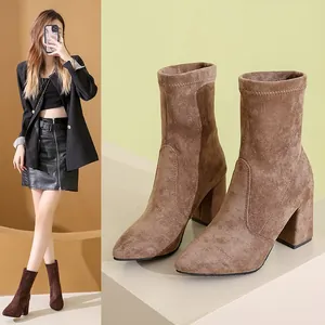 Detailansicht brauner Wildleder-Stiefeletten mit Blockabsatz und Model-Vorschau