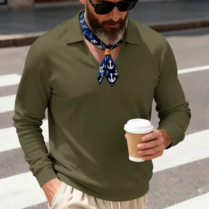Vue détaillée de la texture gaufrée vert olive sur un polo à manches longues pour homme