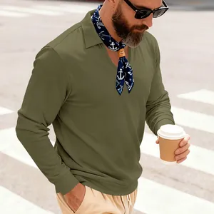 Gros plan d'un polo à manches longues en maille gaufrée vert olive pour homme élégant