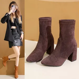 Elegante braune Stiefeletten aus Wildleder mit spitzer Zehenpartie und Blockabsatz
