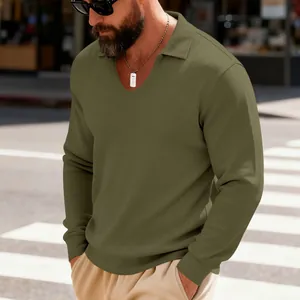 Gros plan sur un polo à manches longues en maille gaufrée vert olive pour hommes