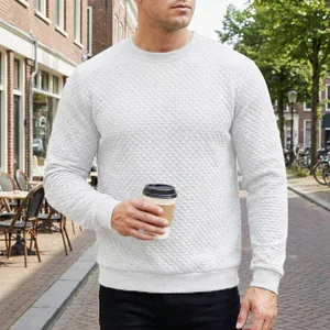 Détail d'un sweat-shirt blanc en maille gaufre pour hommes porté dehors.