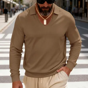 Vue détaillée du polo à manches longues en maille gaufrée lourde pour homme de couleur marron