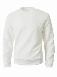 Détail d'un sweat-shirt blanc à col rond matelassé avec motif en losange et bords-côtes.