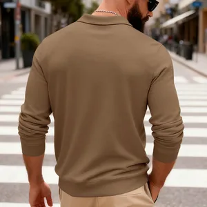 Détail macro de la texture du dos d'un polo lourd en maille gaufrée kaki pour hommes.