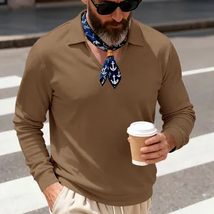 Détail d'un polo à manches longues en maille gaufrée marron pour homme avec accessoires