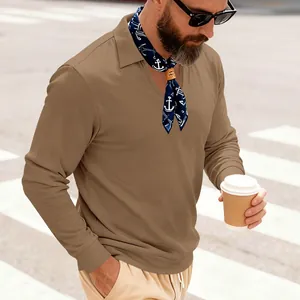 Détail du polo à manches longues en maille gaufrée marron pour homme en extérieur