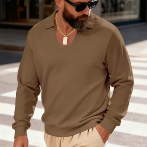 Détail d'un polo à manches longues en maille gaufrée marron pour hommes