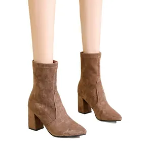 Elegante braune Stiefeletten aus Wildleder mit spitzer Zehenpartie und Blockabsatz