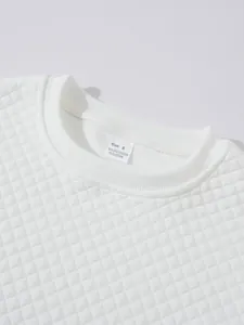 Gros plan du col d'un sweat-shirt blanc gaufré montrant la texture du tissu