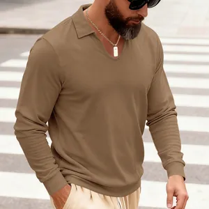 Vue détaillée de la texture du polo à manches longues en tricot gaufré kaki pour hommes