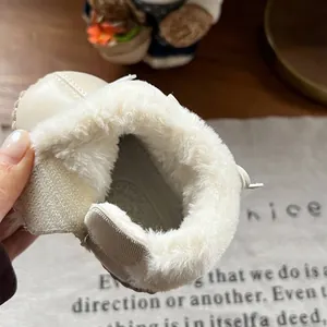 Detaillierte Makroansicht des weichen, weißen Kunstfellfutters der Baby-Winterstiefel.