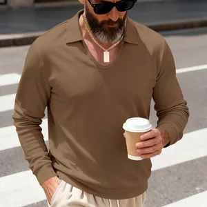 Vue détaillée d'un polo à manches longues en maille gaufrée marron pour hommes