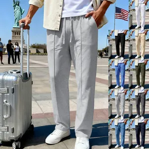 Pantaloni casual da uomo a gamba dritta larghi in vari colori in esterni.