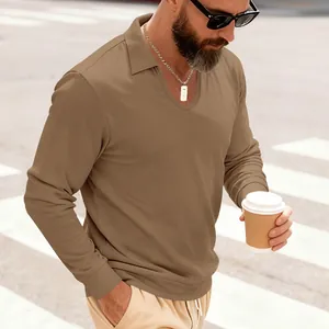 Détail d'un polo à manches longues en maille gaufrée marron pour homme, style urbain