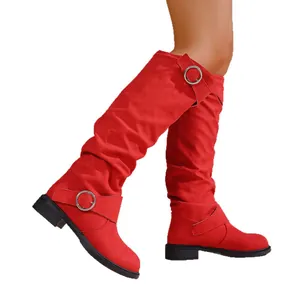 Elegante rote Wildleder-Damenstiefel mit Faltenwurf, Blockabsatz und Schnallendetail