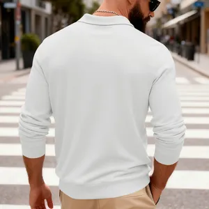 Vue arrière d'un polo à manches longues en tricot gaufré blanc épais pour hommes.