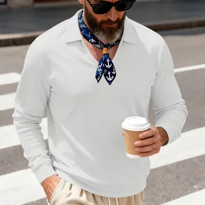 Détail d'un polo à manches longues en maille gaufrée blanche porté par un mannequin