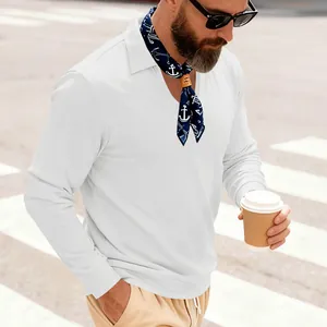 Gros plan d'un polo blanc à manches longues en maille gaufrée pour homme style urbain