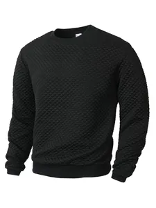 Vue détaillée d'un sweatshirt noir à col rond avec motif gaufré texturé