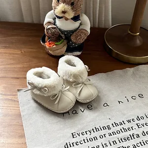 Gemütliche Winter Babystiefel mit weichen Sohlen, Fleecefutter und süßen Schleifendetails.