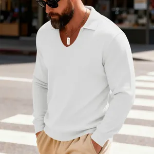Zoom sur le polo blanc à manches longues en maille gaufrée pour homme avec col en V