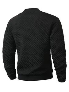 Détail de la vue arrière du sweat-shirt noir matelassé pour homme avec texture gaufrée