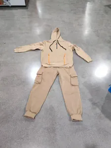 Vue complète de l'ensemble sweat à capuche et pantalon cargo kaki pour hommes avec détails orange
