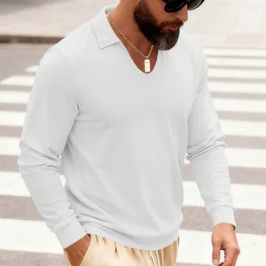 Détail du polo à manches longues en maille gaufrée blanche pour homme avec col en V