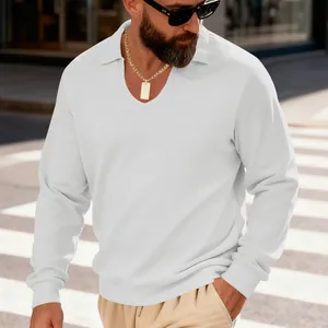 Détail d'un polo à manches longues en maille gaufrée blanche sur un mannequin homme