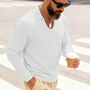 Style décontracté urbain avec un polo à manches longues en maille gaufrée blanc.