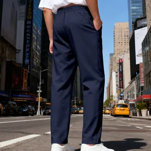 Vista posteriore di eleganti pantaloni casual blu scuro a gamba dritta per uomo