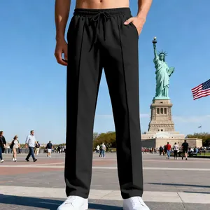 Pantaloni casual neri da uomo, vestibilità dritta e ampia, mostrati in un ambiente aperto.
