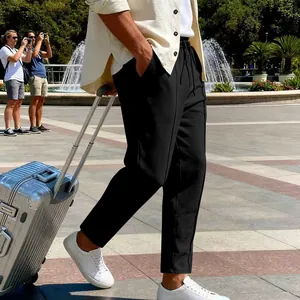 Dettaglio dei pantaloni neri casual da uomo, vestibilità ampia per ogni stagione.