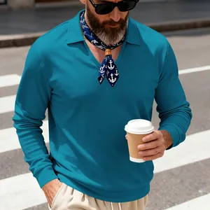 Gros plan d'un polo homme en maille gaufrée turquoise, idéal pour un style urbain décontracté