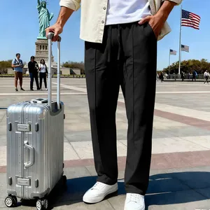 Pantaloni casual neri da uomo larghi a gamba dritta in una scena di viaggio a NYC
