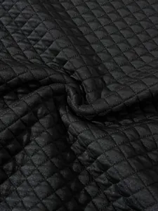 Gros plan montrant la texture premium du tissu gaufré noir de ce sweat-shirt décontracté
