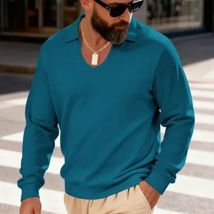 Détail d'un polo à manches longues en maille gaufrée bleu sarcelle avec col V pour hommes