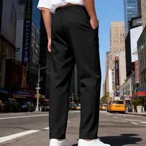Dettaglio posteriore di pantaloni casual neri da uomo larghi a gamba dritta, stile urbano