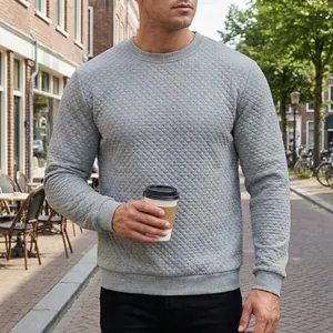 Vue détaillée de la texture gaufrée grise sur un sweat-shirt pour homme.