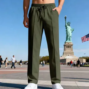 Dettaglio pantaloni casual da uomo verde oliva a gamba dritta a New York City