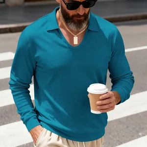 Détail du polo bleu à manches longues en maille gaufrée pour homme, style urbain décontracté.