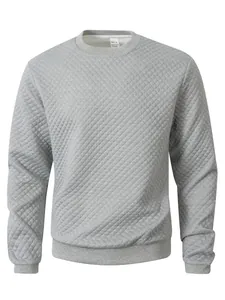 Vue détaillée d'un sweat-shirt matelassé gris à col rond avec texture gaufrée