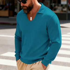 Détail rapproché d'un polo à manches longues en maille gaufrée bleue pour homme