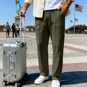 Vista dettagliata dei pantaloni casual verde oliva a gamba dritta durante un viaggio
