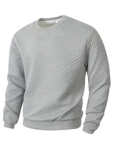 Vue détaillée de la texture gaufrée grise de ce sweat-shirt décontracté à col rond
